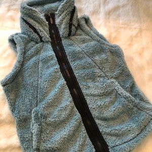 NWOT FUZZY VEST size M
